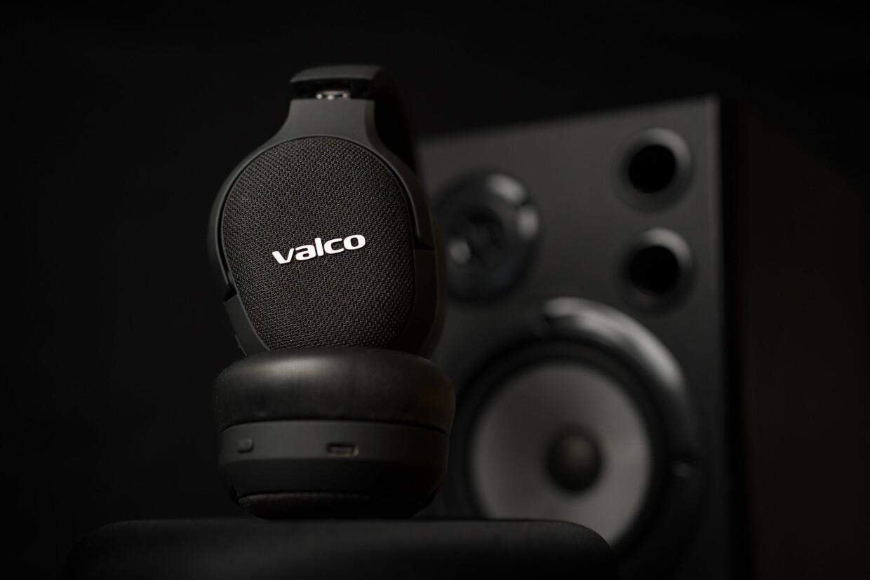 valco-kuulokkeet-tumma-tausta-1240x827